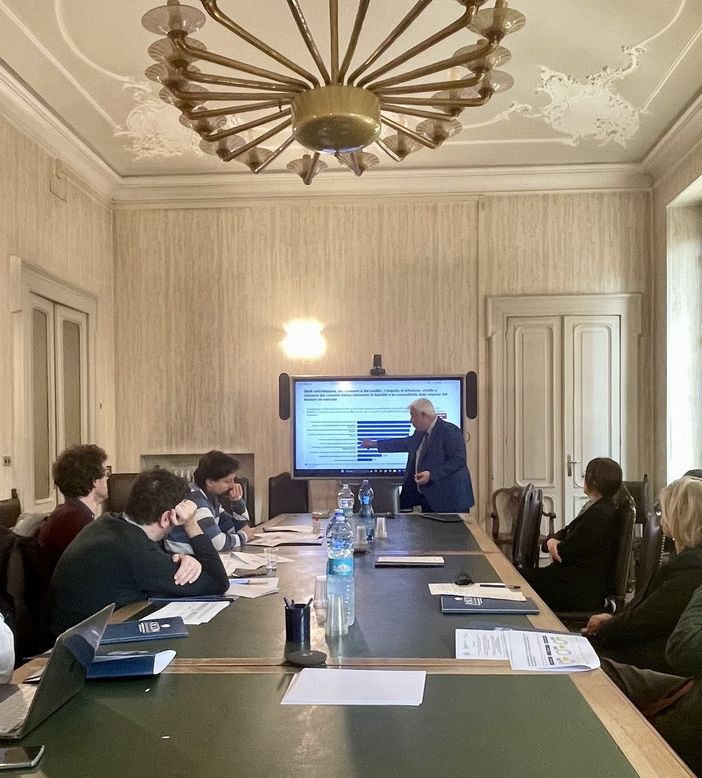 Presentazione di statistiche davanti a una tavolata