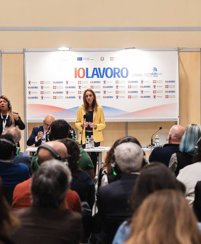 presentazione con tavolo dei relatori