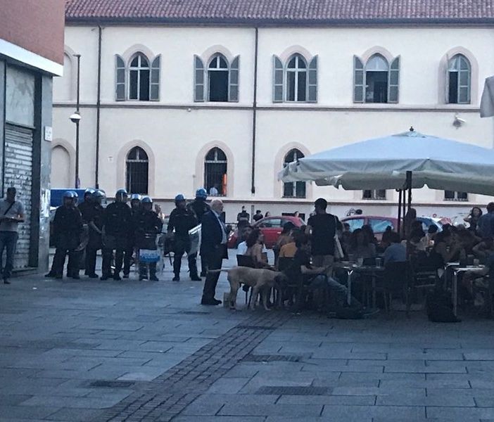 La Questura: “In Piazza Santa Giulia non solo per accertare l’osservanza dell’ordinanza che vieta la vendita per asporto di bevande alcoliche