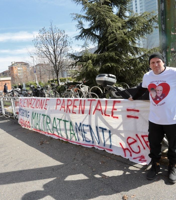 La rabbia di un genitore, davanti al Tribunale nel giorno della festa dei papà