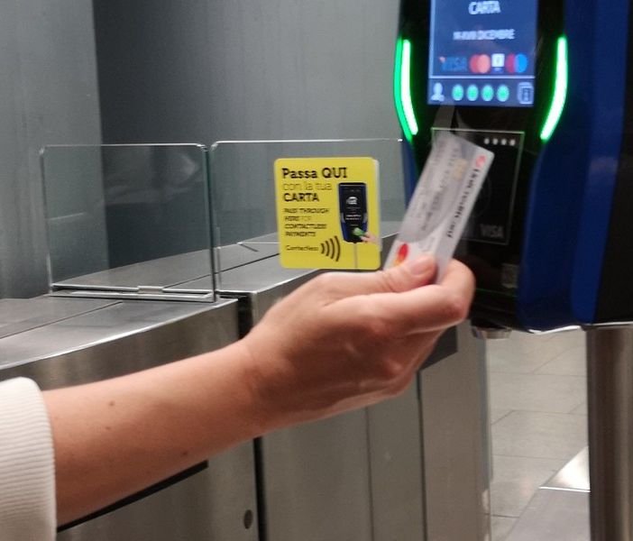 Pagamento con la carta di credito alla macchinetta, in questo caso sulla metro