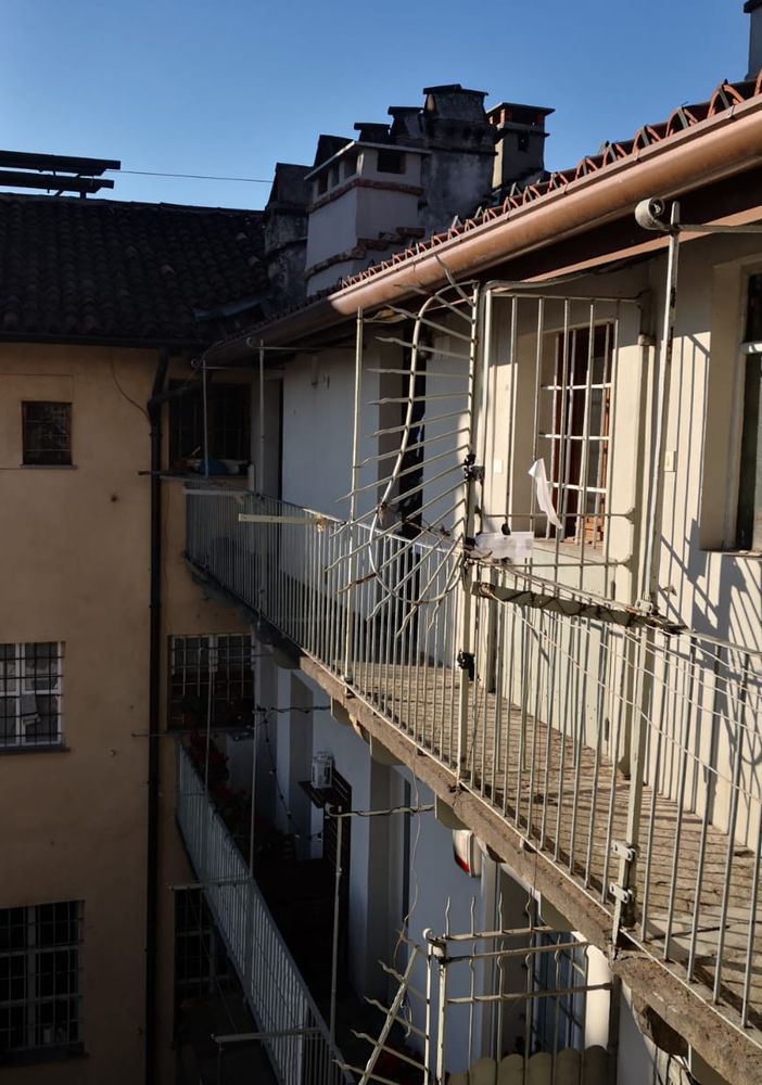 Il palazzo di via Milano dove è avvenuto il terribile incidente