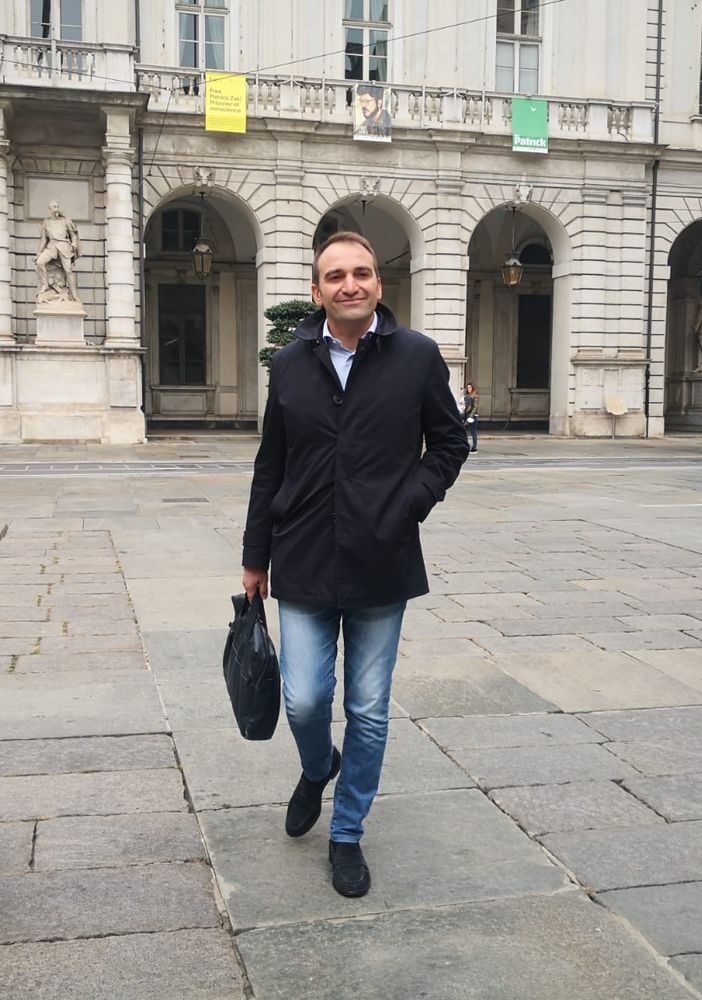lo russo di fronte a palazzo civico