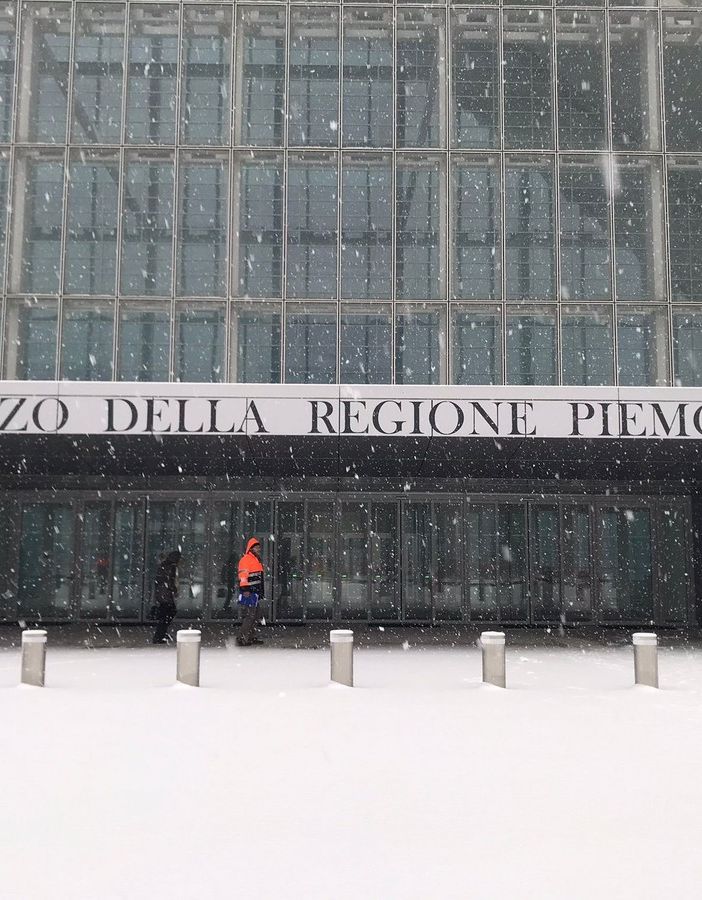 palazzo della regione sotto la neve