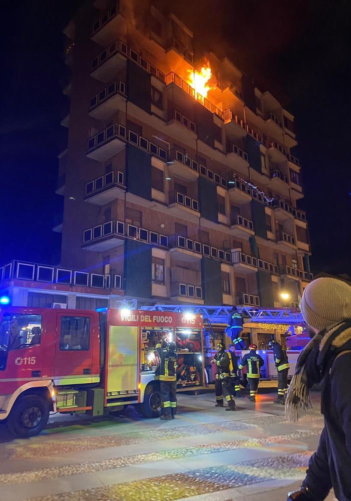 Sul posto stanno intervenendo i vigili del fuoco