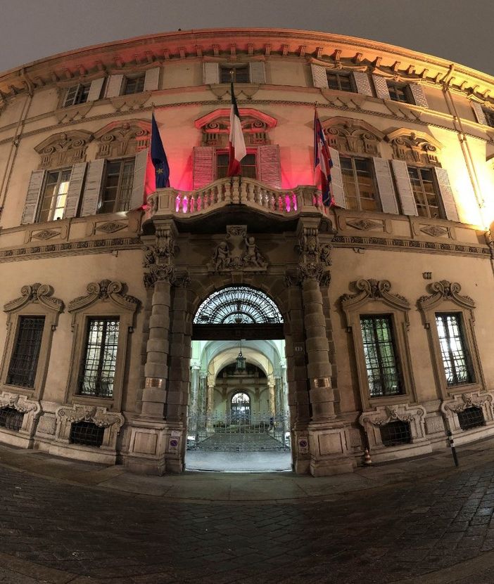 La Regione Piemonte illumina di rosso Palazzo Lascaris per la Giornata contro la violenza sulle donne