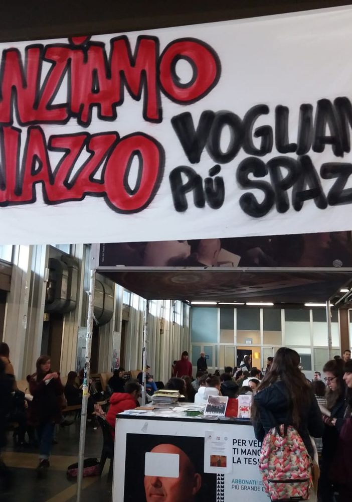 Contro il cibo spazzatura, gli studenti &quot;apparecchiano&quot; Palazzo Nuovo all'ora di pranzo