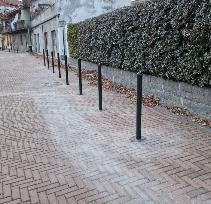 In via Aosta arrivano i paletti per la sicurezza dei pedoni, ma solo su metà strada