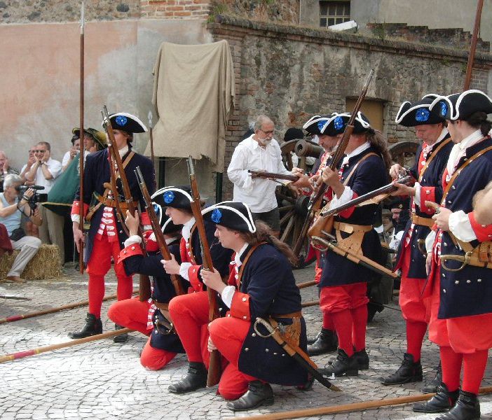 persone in costume storico