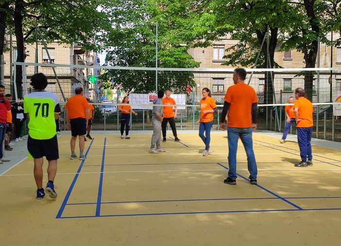 Ragazzi che giocano a pallavolo ai giardini
