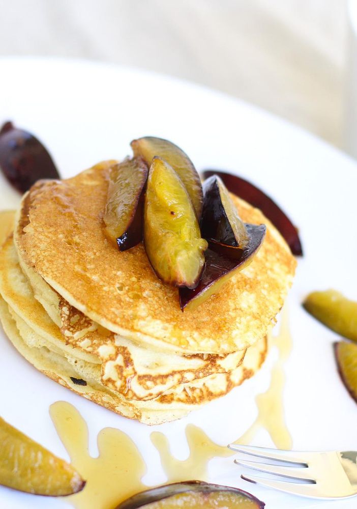 Mercoledì Veg: pancakes con sciroppo d’acero e susine