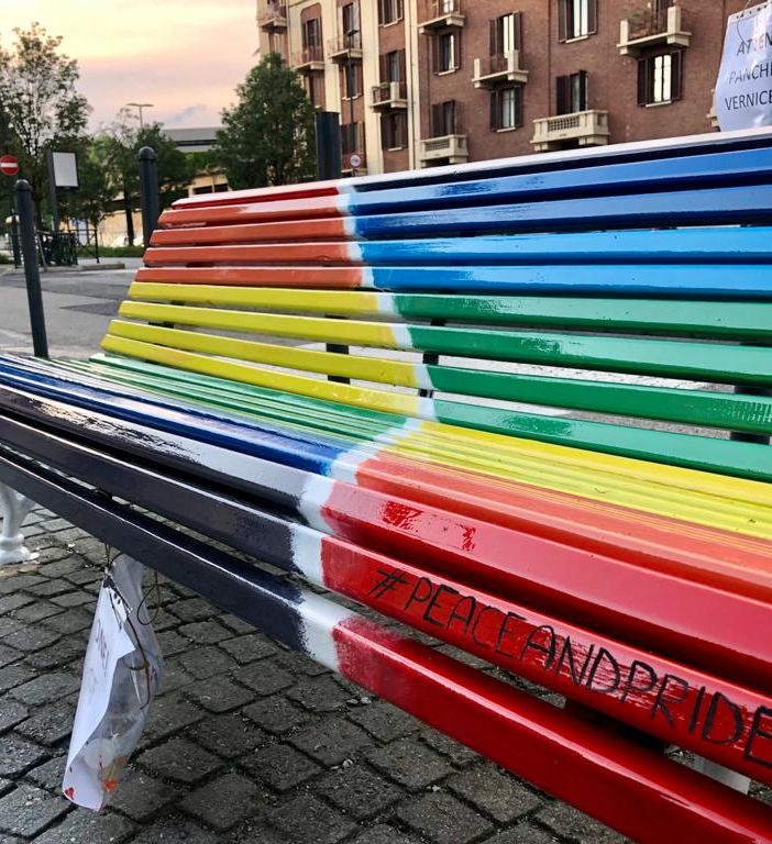 Due nuove panchine arcobaleno in corso Dante