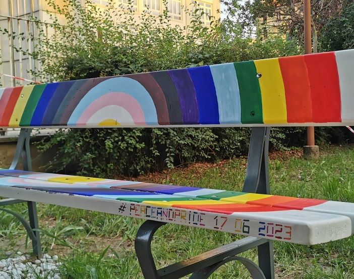 Panchina arcobaleno al Cecchi Point
