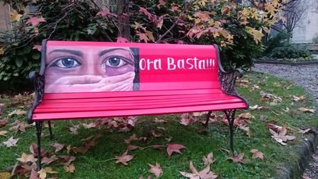 Una panchina rossa nel giardino storico dell'ospedale Mauriziano