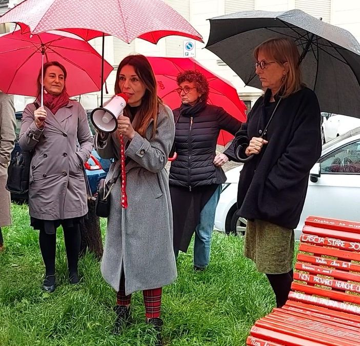 Violenza sulle donne, in via Bertolotti 10 spunta una panchina rossa