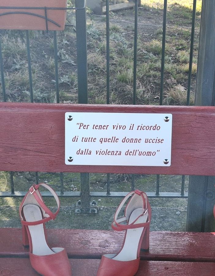 In memoria delle vittime di femminicidio, l'ASD Rebaudengo inaugura una panchina rossa