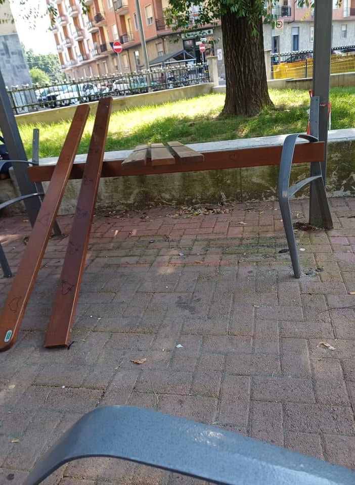 I vandali arrecano danni e distruggono una panchina in via Vittorio Veneto