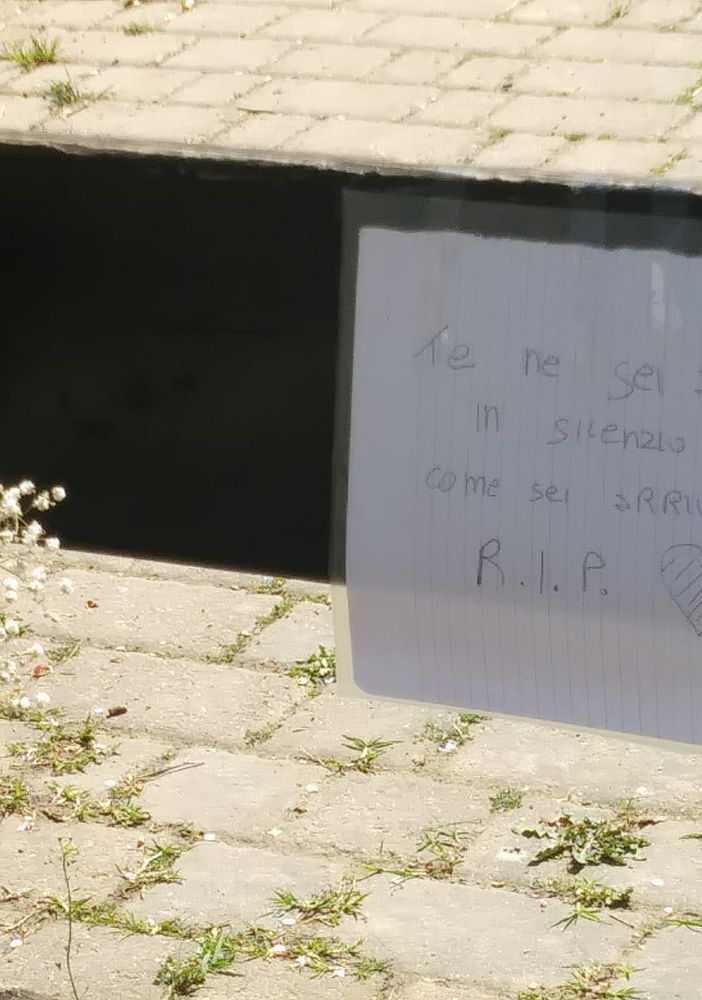 Parella, fiori e biglietti per il senzatetto morto sulla panchina