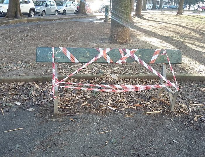 Parella, panchine rotte e tombini intasati su Corso Telesio