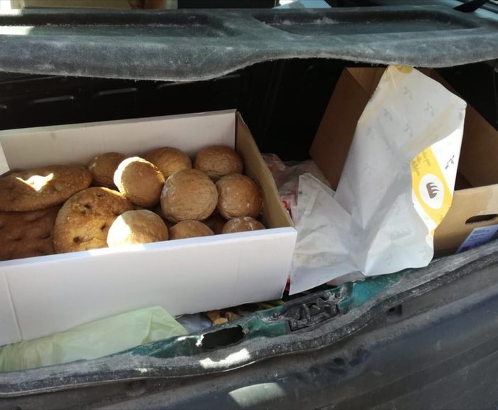 Sorpreso con l'auto carica di pane mal conservato: finisce nei guai insieme al fornaio abusivo
