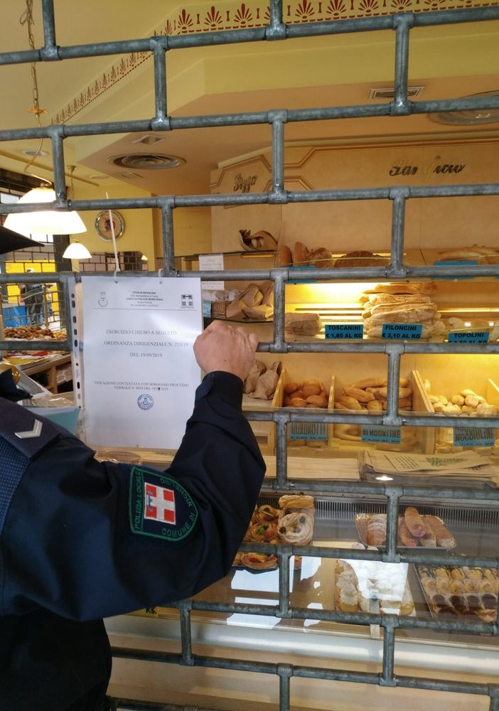 A Nichelino i vigili fanno chiudere una panetteria