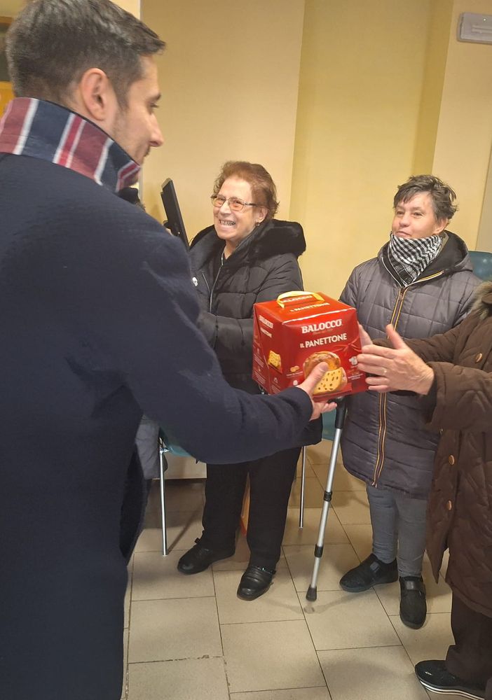 Non solo Ferragni, Balocco arriva in Barriera e regala un panettone alle famiglie delle case popolari