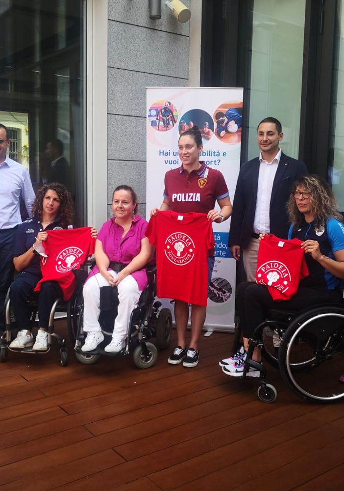 persone presentano evento a un tavolo