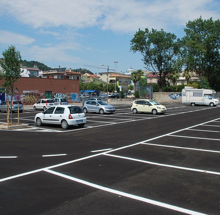 Parcheggi commerciali disponibili h24: approvata mozione in Consiglio comunale