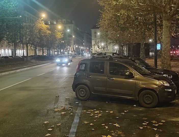 Il rebus del parcheggio per chi lascia l'auto in corso Cairoli: è caccia alle macchinette per pagare