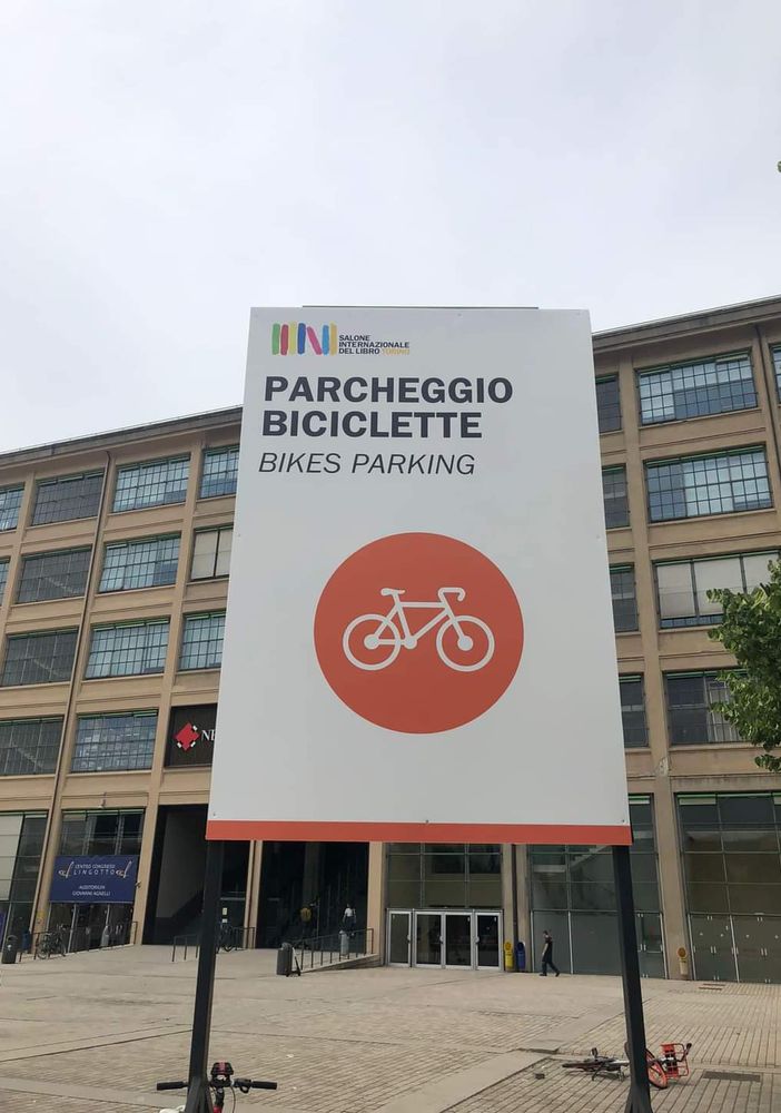 Al Salone del Libro in bicicletta: area di sosta all'uscita della metro