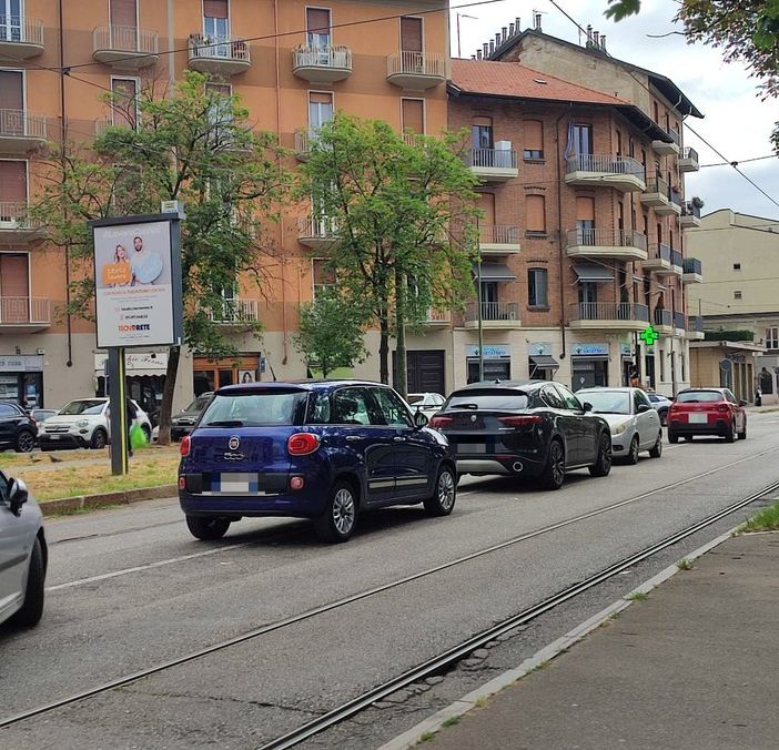 Parcheggiare a centro strada vizio che non passa di moda, specie tra Campidoglio e Parella