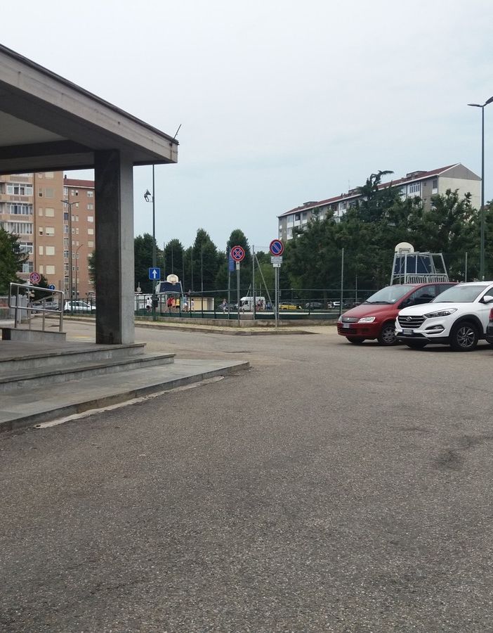 “Troppe auto per le funzioni religiose”: arriva il disco orario alla parrocchia di via Negarville