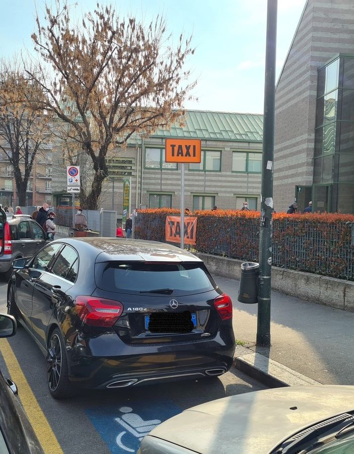 parcheggio taxi in via Gorizia