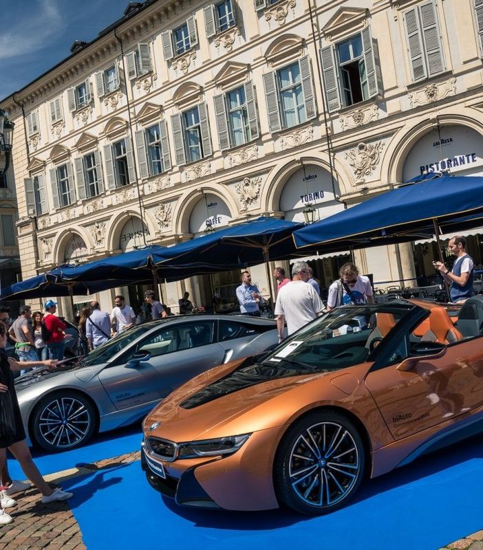 Auto in esposizione in piazza San Carlo