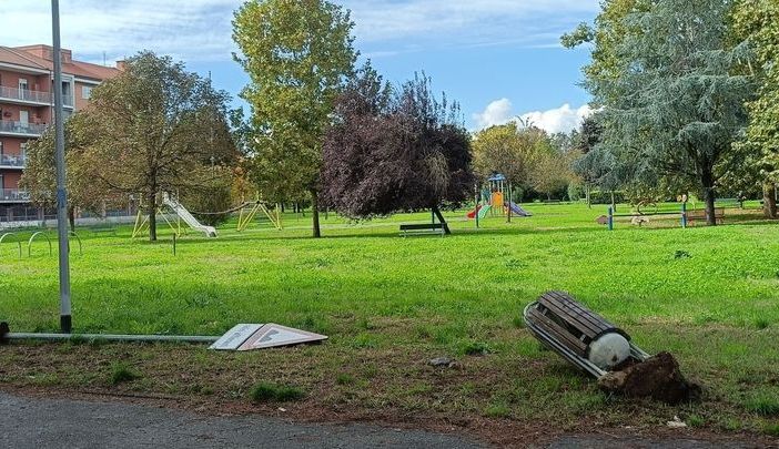 Nichelino, incivili e vandali rovinano il parco di via Trento