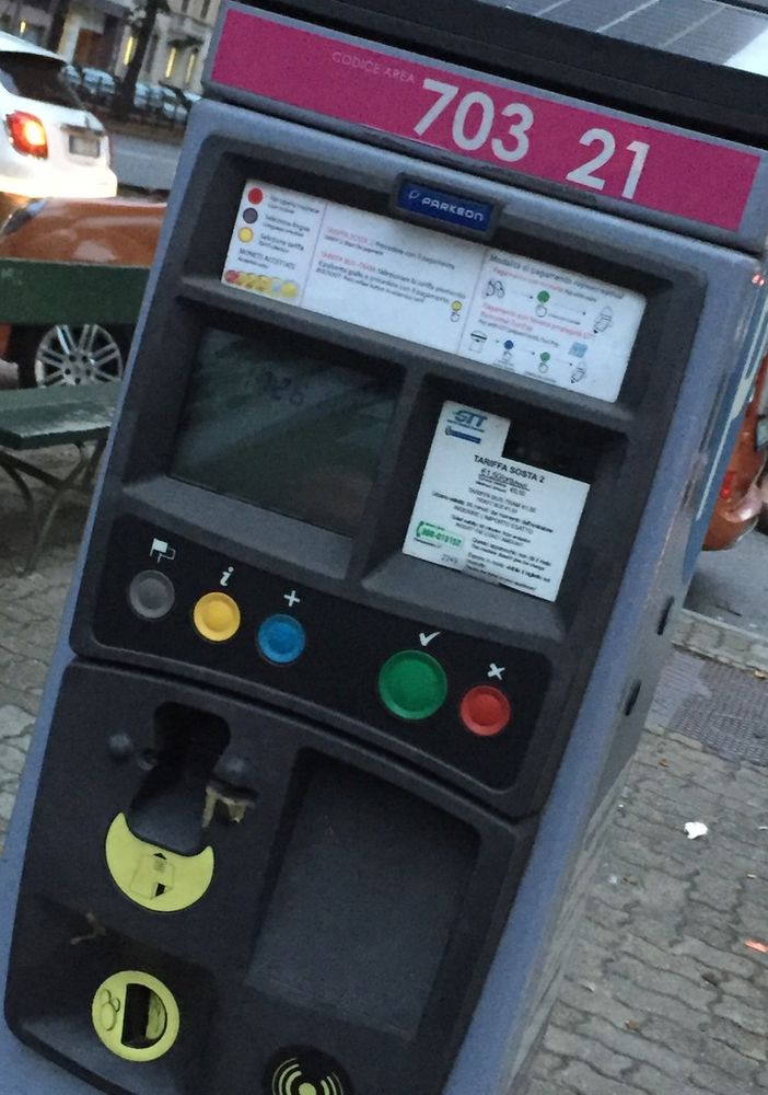 I vigili urbani fermano due persone che manomettevano i parcometri in corso San Maurizio