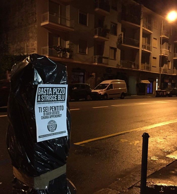 Protesta contro le nuove strisce blu: Casa Pound incappuccia i parcometri di piazza Zara