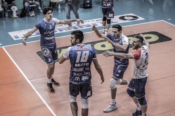 un abbraccio tra i giocatori del Parella volley