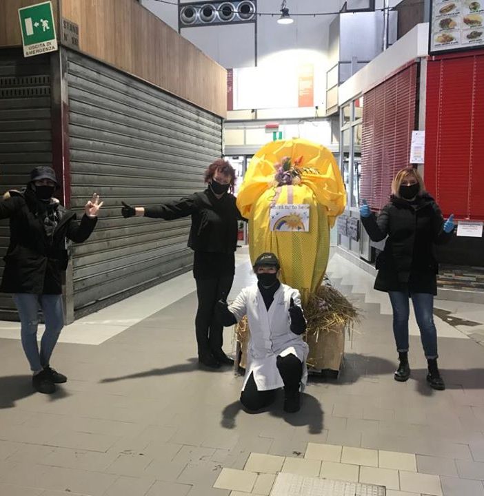Uova di Pasqua giganti al mercato coperto di Porta Palazzo
