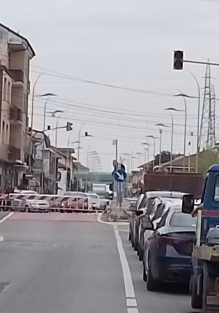 Nichelino, il passaggio a livello di via Torino resta chiuso: traffico in tilt