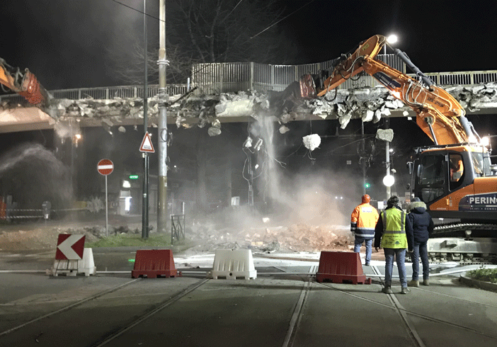 Vallette, se ne va un pezzo di storia: abbattuta la prima passerella di viale dei Mughetti [VIDEO]