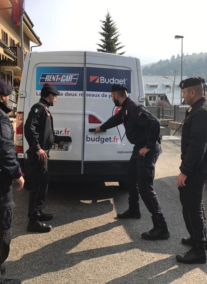Claviere, arrestato &quot;passeur&quot; con 17 clandestini nascosti nel furgone
