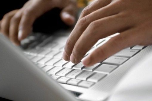 mani sulla tastiera di un pc