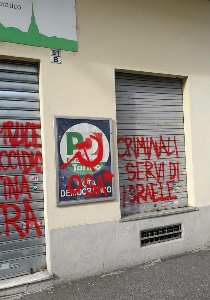 Sede del Pd imbrattata nella notte con scritte pro-Palestina e contro il partito