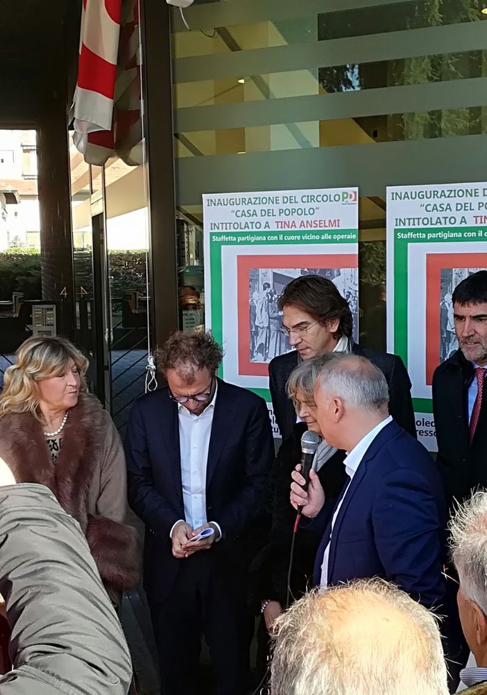 Anche il Ministro Luca Lotti alla intitolazione a Tina Anselmi del circolo Pd di Nichelino. Brutto episodio nella notte, una svastica incisa sulla vetrata esterna del locale (FOTO E VIDEO)