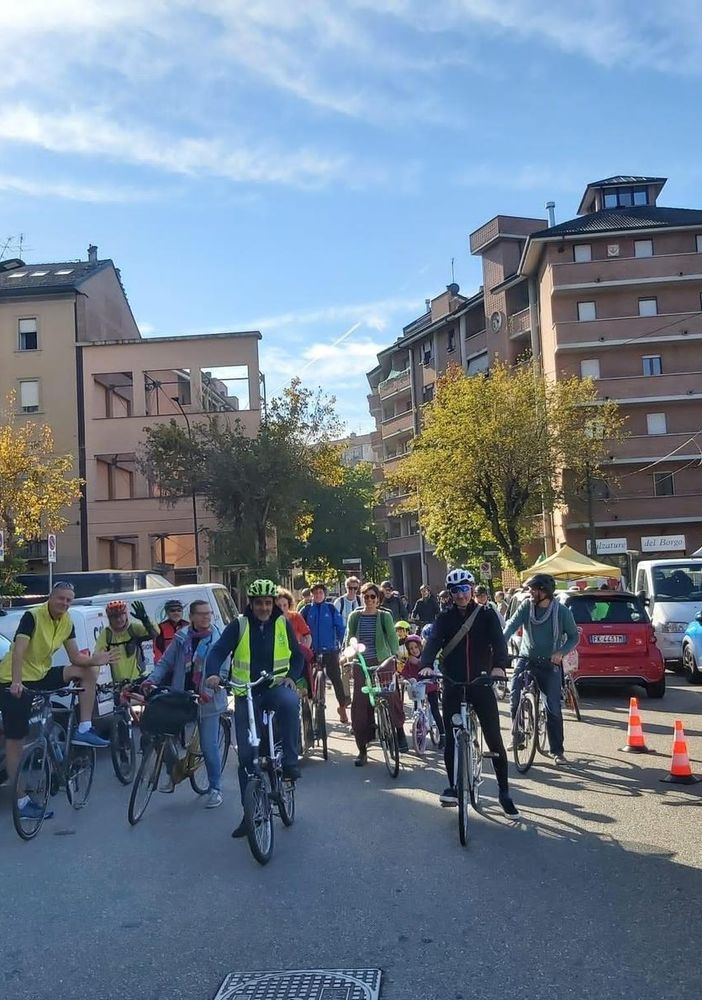 Persone che pedalano in città