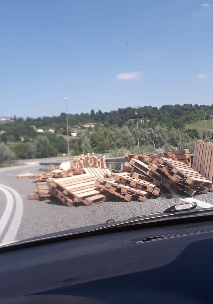 Un camion perde le pedane che stava trasportando, tragedia sfiorata all'imbocco della superstrada per Asti