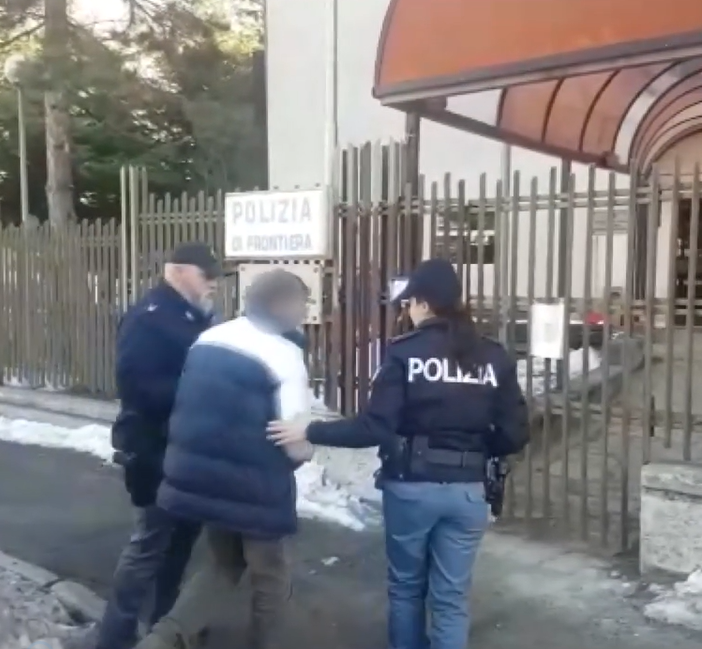 Estradato in Italia l'autista di scuolabus accusato di violenza sessuale su disabili nel Torinese