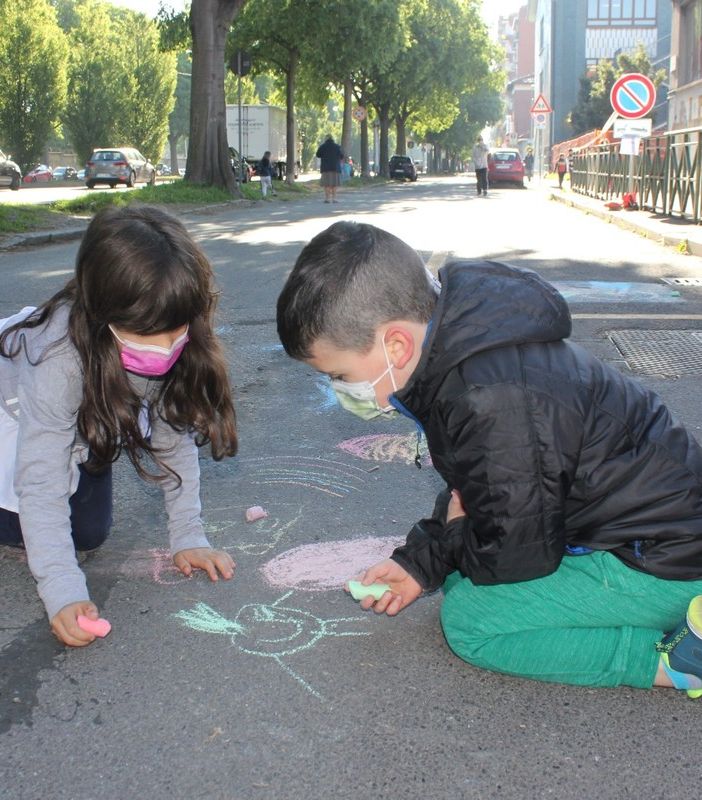 Via le auto, spazio ai bimbi: il M5s raccoglie firme per la pedonalizzazione alla scuola King [VIDEO e FOTO]