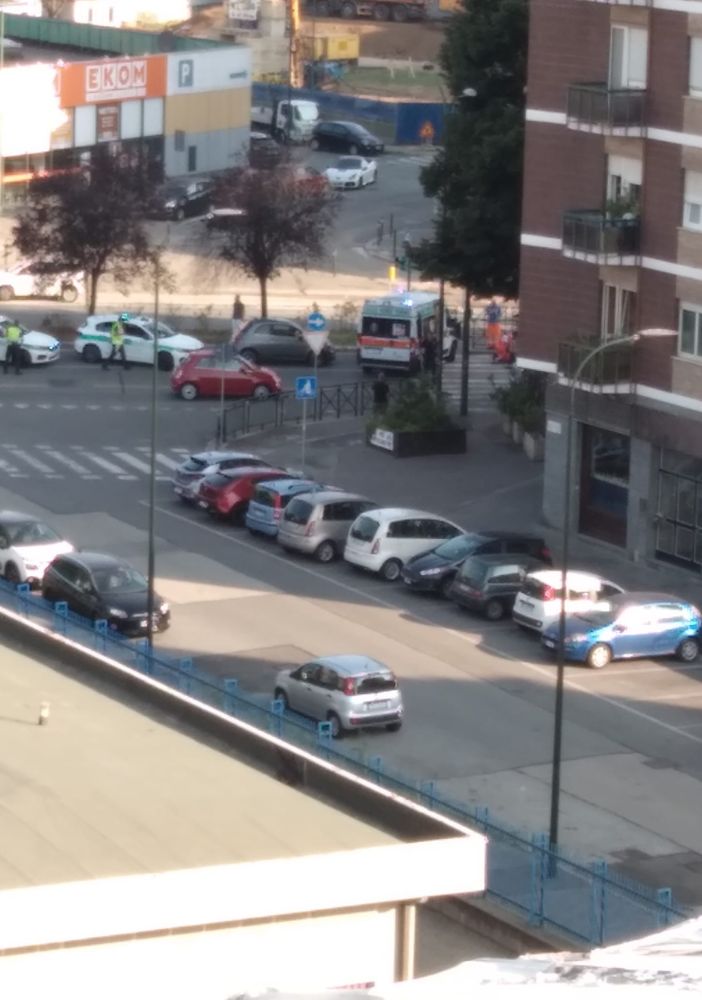 Persona investita davanti a un locale